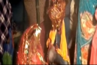 বিয়ের পিঁড়িতে বসে পাত্রী নয় কাঁদছেন পাত্র! ভাইরাল
