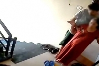 দেখাশোনায় বিরক্তি, মাকে বারান্দা থেকে নিচে ফেলে দিল অধ্যাপক ছেলে!