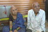 মেয়ের গলাধাক্কায় দুই বুড়ো-বুড়ি শীতে কাঁপতে কাঁপতে বাস স্ট্যান্ডে!