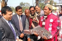 নতুন ডিসিকে ১৪ কেজি ওজনের কাতল মাছ উপহার