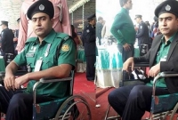 হুইল চেয়ারে বসে পদক নিলেন কনস্টেবল শাওরিত