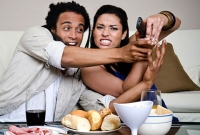 স্ত্রীর সঙ্গে রিমোট নিয়ে ঝগড়া, পাশের ঘরে গিয়ে গলায় দড়ি দিয়ে আত্মহত্যা করল স্বামী