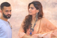 বিয়ে আগে হবু স্বামীকে নিয়ে যা করলেন সোনম! ঘটনা ভাইরাল