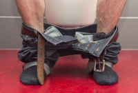 কমোডে বসা স্বামীকে গুলি করলেন স্ত্রী, কারণ জানলে অবাক হবেন