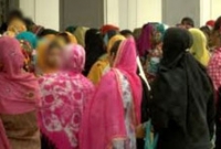 সৌদি থেকে ফিরছেন কর্মহীন নারীরা ৪ দিনে এসেছে ৩০০ শ্রমিক