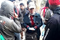 ফুটপাতে স্যামসাং ফোন বিক্রি করছেন বিদেশি নারী! ফুটপাতে স্যামসাং ফোন বিক্রি করছেন বিদেশি নারী!