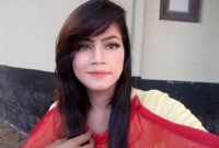 কলেজের বান্ধবী সুরমার সঙ্গে মদপান করে...