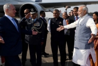 প্রোটোকল ভেঙে ইসরাইলি প্রধানমন্ত্রীকে আলিঙ্গন মোদির