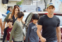 সাবেক স্ত্রী সুজান ও ছেলেদের নিয়ে সিনেমা দেখতে গেলেন হৃতিক