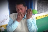 কান দিয়ে বেলুন ফোলান তিনি!