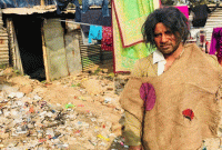 বস্তিতে কী করছেন এই অভিনেতা ?