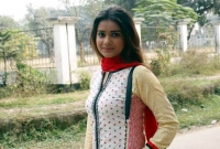 'আজ আমাকে কেমন লাগছে? একটু অগোছালো?'