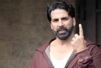 যে নায়কের ঘুষি খেয়েও আনন্দ পান অক্ষয়!