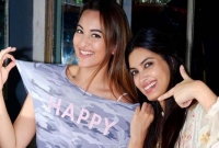 তল্পিতল্পা গুটিয়ে ব্যাংকক থেকে কেন ফিরে আসতে হল সোনাক্ষীকে?