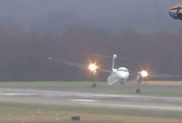 হঠাৎ প্রবল ঝড়ের কবলে বিমান! তারপর...