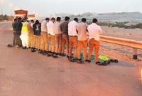 সড়কে গাড়ি রেখে আবুধাবিতে রাস্তায় নামাজ পড়লে জরিমানা ২৩ হাজার টাকা সড়কে গাড়ি রেখে আবুধাবিতে রাস্তায় নামাজ পড়লে জরিমানা ২৩ হাজার টাকা