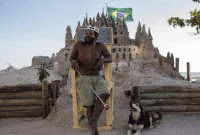 ২২ বছর ধরে বালির প্রাসাদে বাস করছেন এই ‘রাজা’