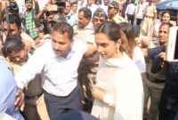 পদ্মাবত নিয়ে বিতর্কের মধ্যে সিদ্ধিবিনায়কে দীপিকা, নিরাপত্তা ব্যবস্থা জোরদার