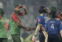 জানেন, হ্যান্ডশেকের সময় মাশরাফি কেনো ক্যাপ ধরে রাখেন?