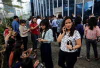 প্রবল ভূমিকম্পে কেঁপে উঠতেই সুনামির ভয়ে আতংকিত মানুষ