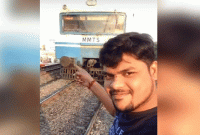 চলন্ত ট্রেনের সামনে সেলফি, অতঃপর...