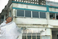 ব্রিজের নীচে সবজি বিক্রি করে, সেই অর্থেই হাসপাতাল গড়ে তুলেছেন এই মহিলা