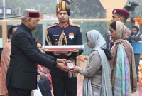 নজিরবিহীন কান্ড! পুরস্কার দিতে গিয়ে কেঁদে ফেললেন রাষ্ট্রপতি