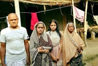 বাবার প্যারালাইসিস, মায়ের ক্যান্সার, দিশেহারা ৮ম শ্রেণির ছাত্রী