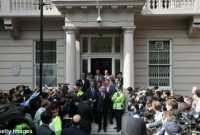 কাশ্মীর ইস্যুতে উত্তপ্ত লন্ডন, পাক-ভারত সমর্থকদের মধ্য ধাওয়া পাল্টা ধাওয়া কাশ্মীর ইস্যুতে উত্তপ্ত লন্ডন, পাক-ভারত সমর্থকদের মধ্য ধাওয়া পাল্টা ধাওয়া