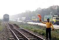 গায়ের শার্ট উড়িয়ে ট্রেন থামিয়ে মানুষের প্রাণ বাঁচালেন পেট্রলম্যান