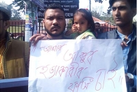 বাবা হত্যার বিচার চেয়ে রাজপথে ছোট্ট শিশু জান্নাত