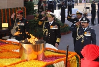 যে কারণে তিন বাহিনীর স্যালুটের ভঙ্গি তিন রকম!