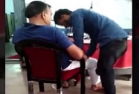 ‘আগে আমার পা-টা টিপে দাও, তারপর অভিযোগ শুনবো’