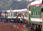 কমলাপুরে হঠাৎ চলন্ত ট্রেন থেকে লাফ দিল তরুণ, কিন্তু কেন?