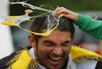 ডিম ছোড়ার অদ্ভুদ প্রতিযোগিতা