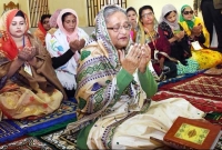 আজানের আওয়াজ শুনে বক্তব্য বন্ধ রাখলেন প্রধানমন্ত্রী