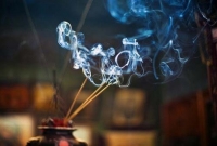 ধূপের ধোঁয়া সিগারেটের থেকেও ক্ষতিকর, হতে পারে ক্যানসারও!