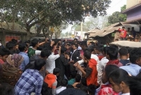 পরীক্ষার হলে যেতে না পেরে রাস্তা অবরোধ এসএসসি পরীক্ষার্থীদের পরীক্ষার হলে যেতে না পেরে রাস্তা অবরোধ এসএসসি পরীক্ষার্থীদের