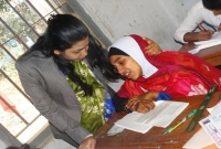  বাবার লাশ বাড়িতে রেখে পরীক্ষা দিতে গেলো মেয়ে!