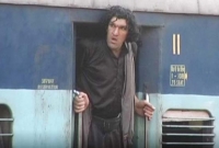 স্টেশনে হুলস্থুল! ট্রেনের উচ্চতার চেয়ে লম্বা মানুষ দেখে আতঙ্কিত যাত্রীরা