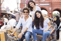 অভিনয় ছেড়ে রিকশা চালাচ্ছেন শাহরুখ, যাত্রী দুই বলি সুন্দরী