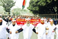 কাফনের কাপড় জড়িয়ে রাজপথে কর্মীরা