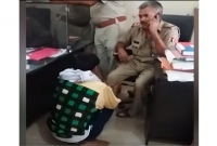 পুলিশ বললো 'আগে পা টিপে দাও, তারপর অভিযোগ শুনবো' পুলিশ বললো 'আগে পা টিপে দাও, তারপর অভিযোগ শুনবো'