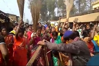 নারী কর্মীদের ঝাড়ু মিছিলের মুখে পিছু হটলেন মন্ত্রী