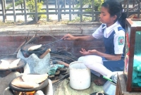 পিঠা বিক্রির আয়ে পরিবারের অন্নের যোগান-নিজের লেখাপড়ার খরচ চালান অদম্য শিশু দোলেনা