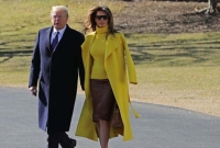 স্ত্রী মেলানিয়ার হাত ধরতে গিয়েই বিপত্তিতে পড়লেন ট্রাম্প