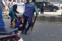 রাজধানীতে প্রকাশ্যে রাস্তায় শিশুকে পুলিশের নির্যাতন