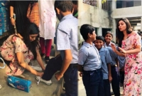 প্রায় ৪ হাজার দুস্থ শিক্ষার্থীকে নতুন জুতা দিলেন ঋতাভরী