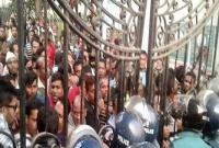  হাইকোর্ট এলাকার প্রধান গেট ভেঙে রাস্তায় আসার চেষ্টা করছেন বিএনপি সমর্থকরা