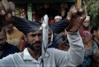 পটুয়াখালীতে জেলের জালে উড়ন্ত মাছ! দেখতে হাজারো মানুষের ভীড়